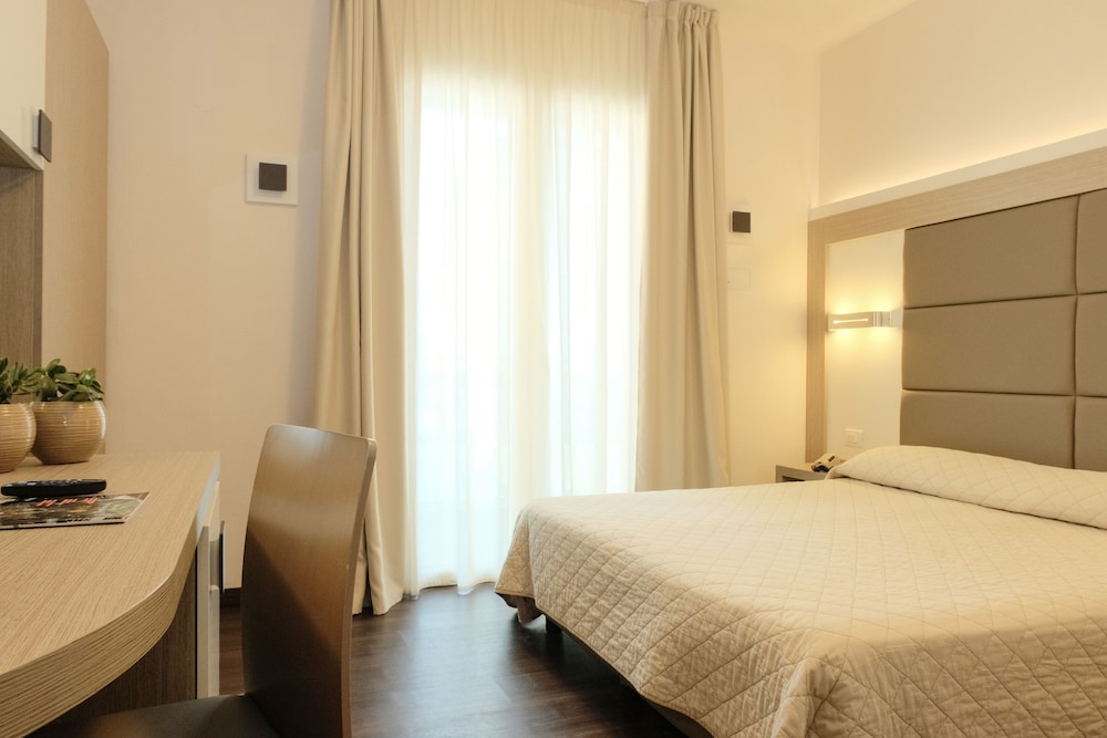 COMFORT, DOUBLE BED, PARTIAL SEA VIEW
