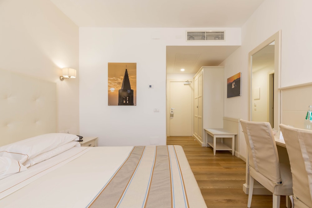 ROOM, DOUBLE OR TWIN BED, PARTIAL SEA VIEW