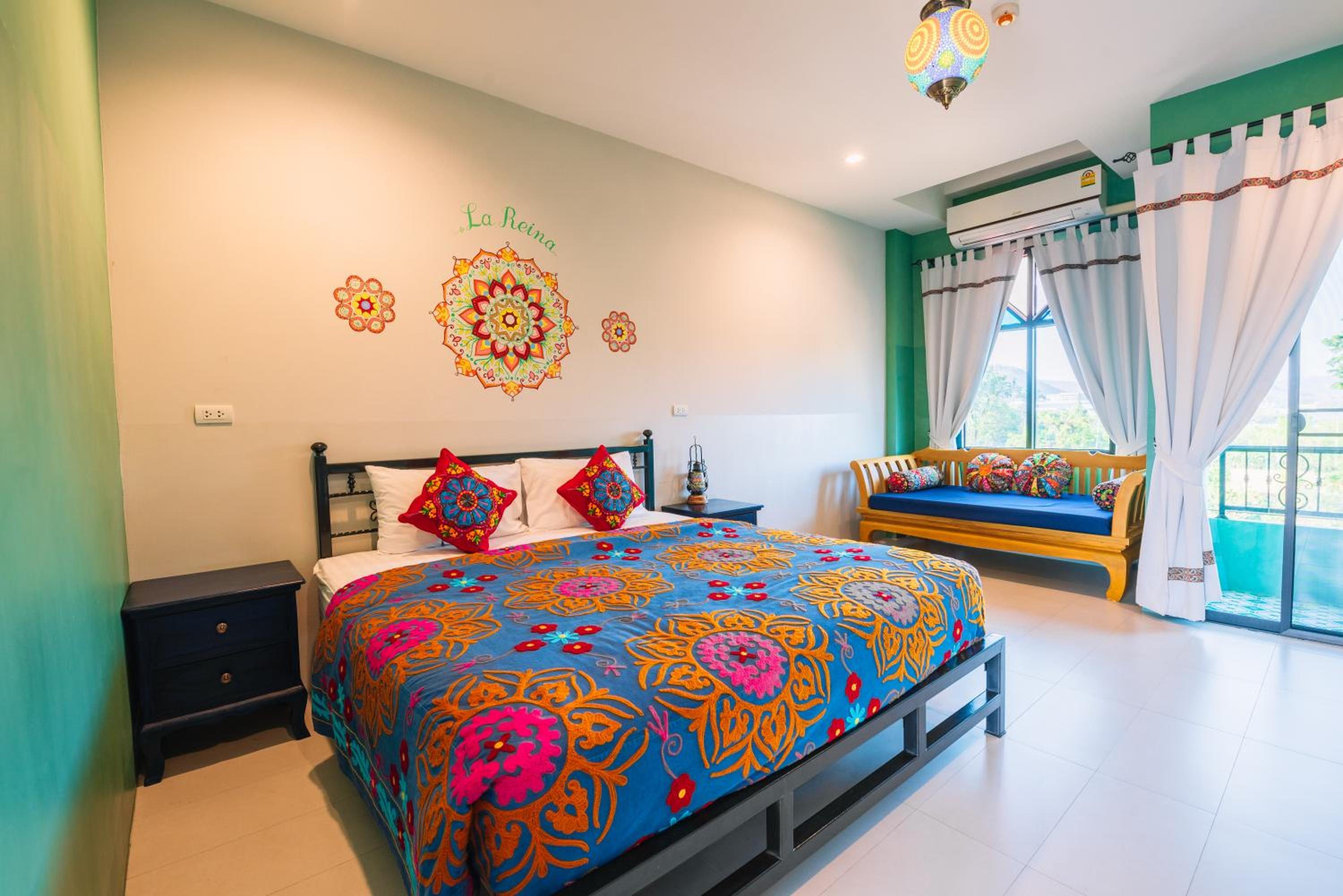 Superior, King Bed, Sofa