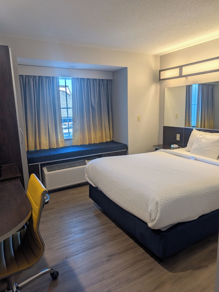 Microtel Inn Suites by Wyndham Wheeling at the Highlands 4/36
