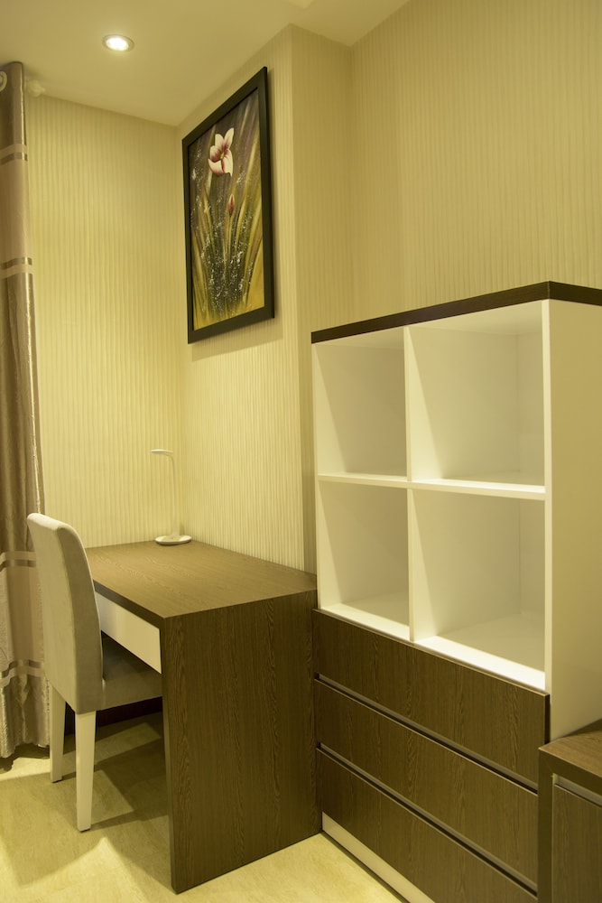 Golden Queen Aparthotel 53/63