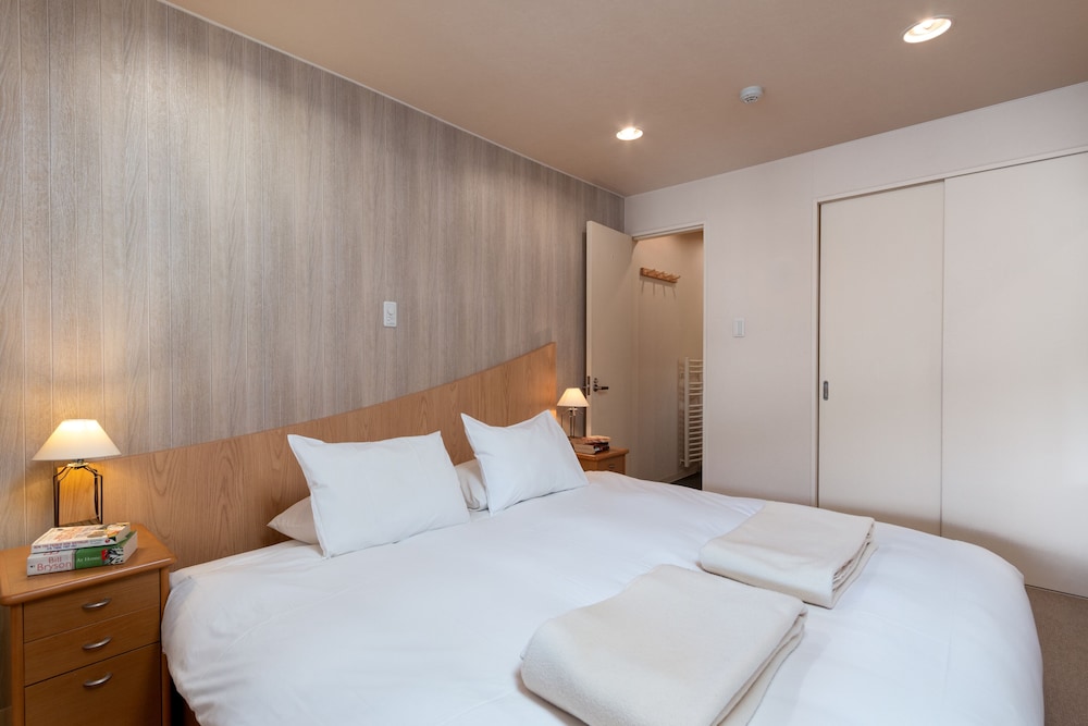 5 BEDROOMS, CHALET