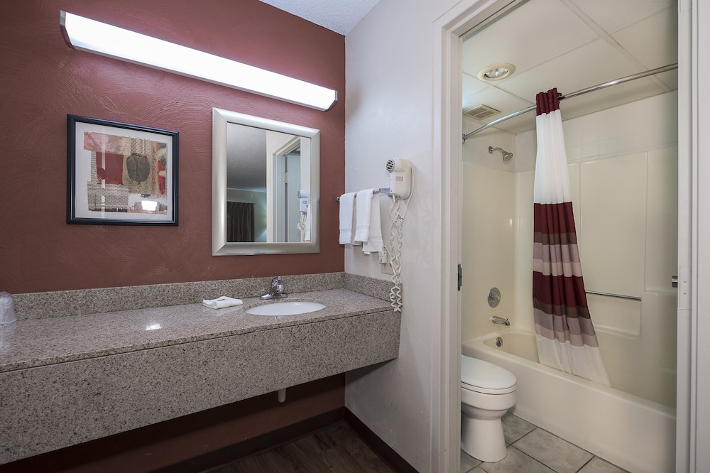 Red Roof Inn and Suites Cleveland - Elyria 8/64