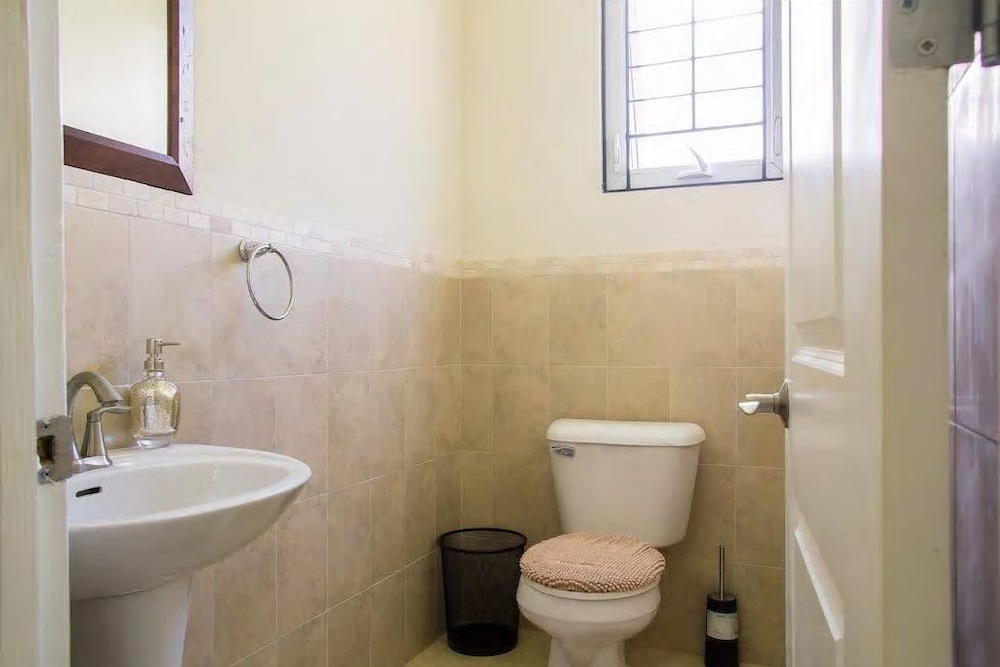 Apartment, 2 Queen Beds, Mountain View, Pool Access، New Kingston Guest Apt At Sonoma Estate 4/6