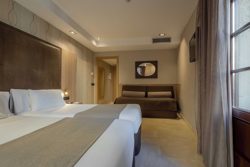 غرفة ثلاثية، Gran Hotel Barcino 5/10