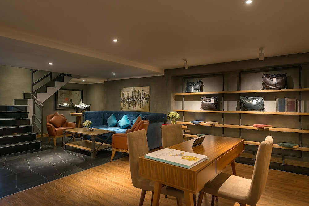 Bespoke Trendy Hotel Hanoi 44/50