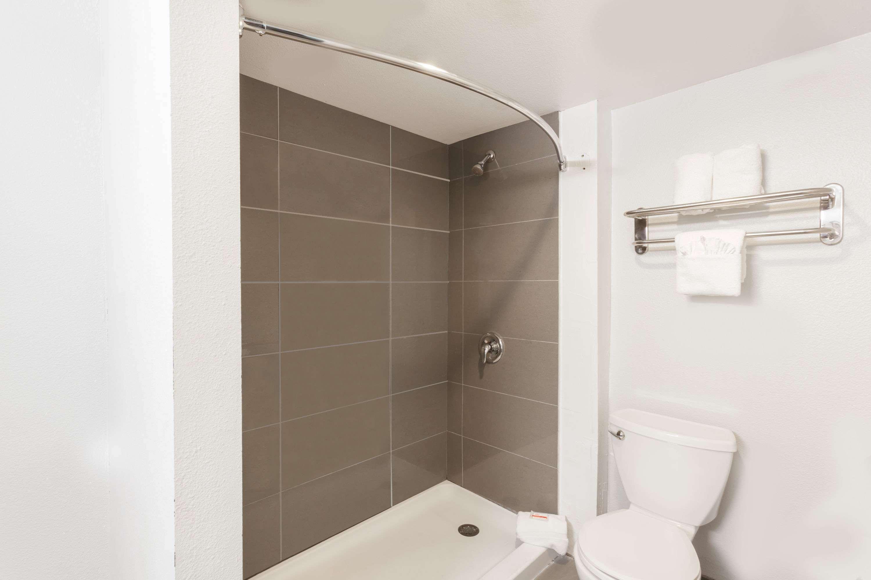 Howard Johnson By Wyndham San Diego Hotel Circle 25/25