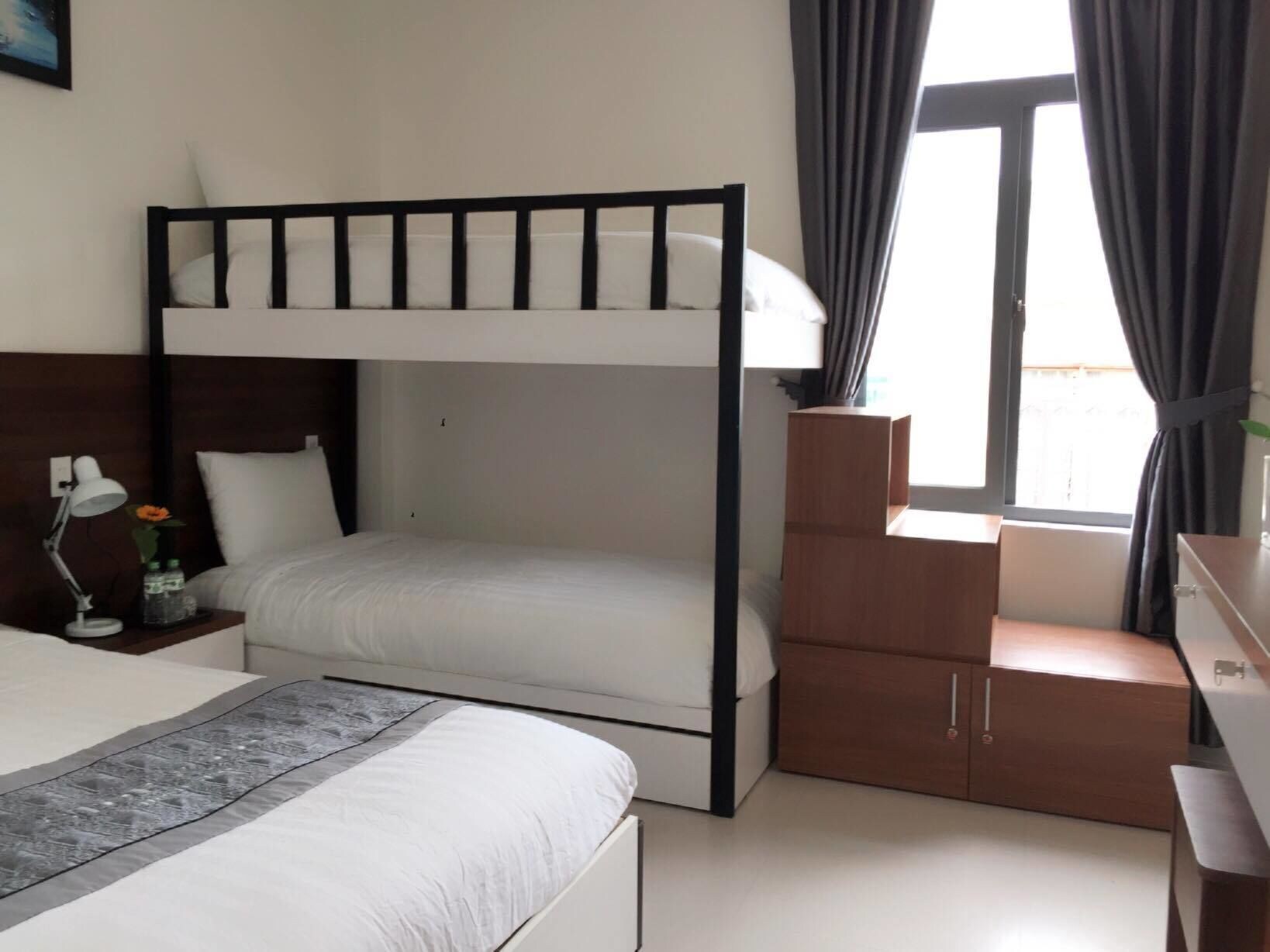 غرفة عائلية رباعية بأسرّة بطابقين وسرير كوين بإطلالة على المدينة، Stop And Go Boutique Homestay In Hue 3/7