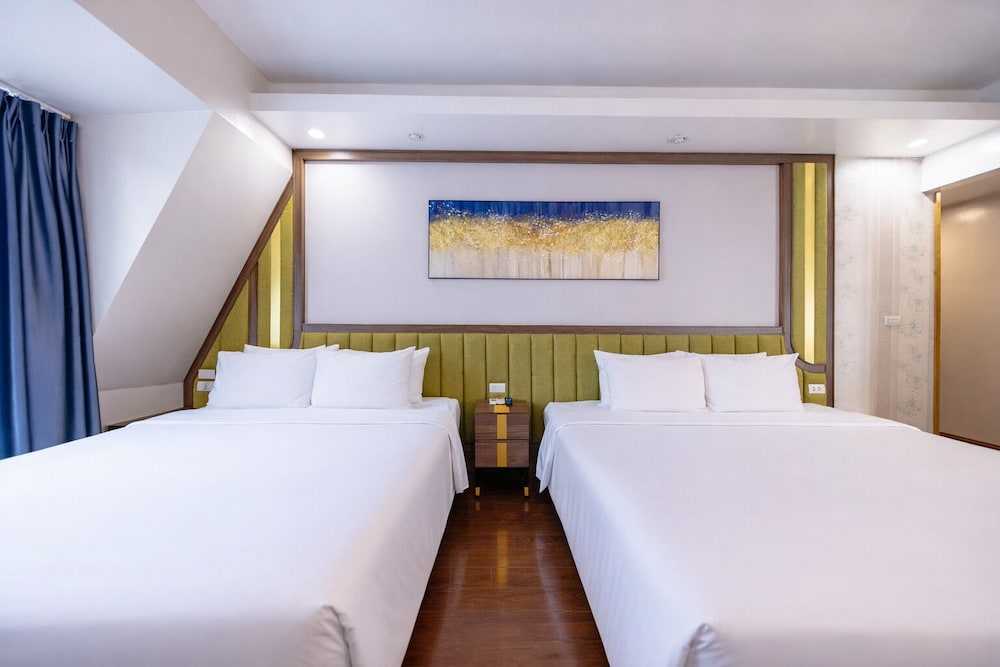 Premium, Quadruple, 2 King Beds, City View