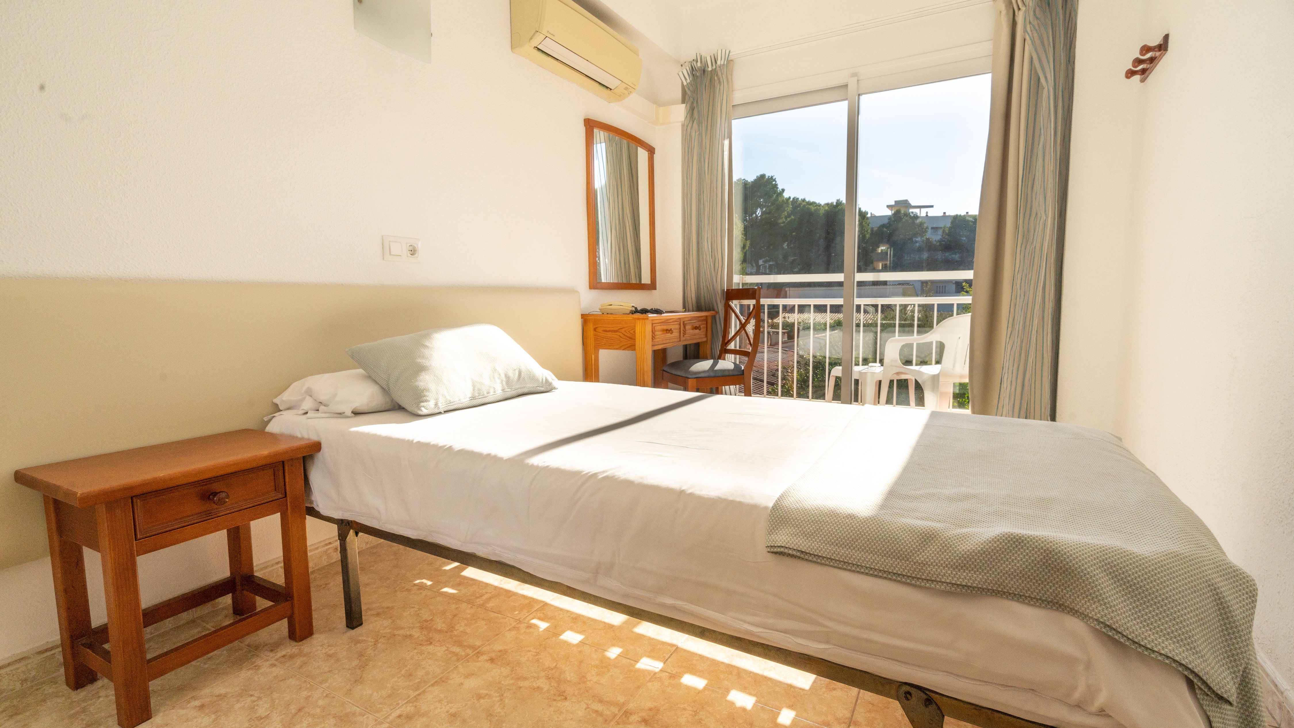 ROOM, SINGLE, BALCONY