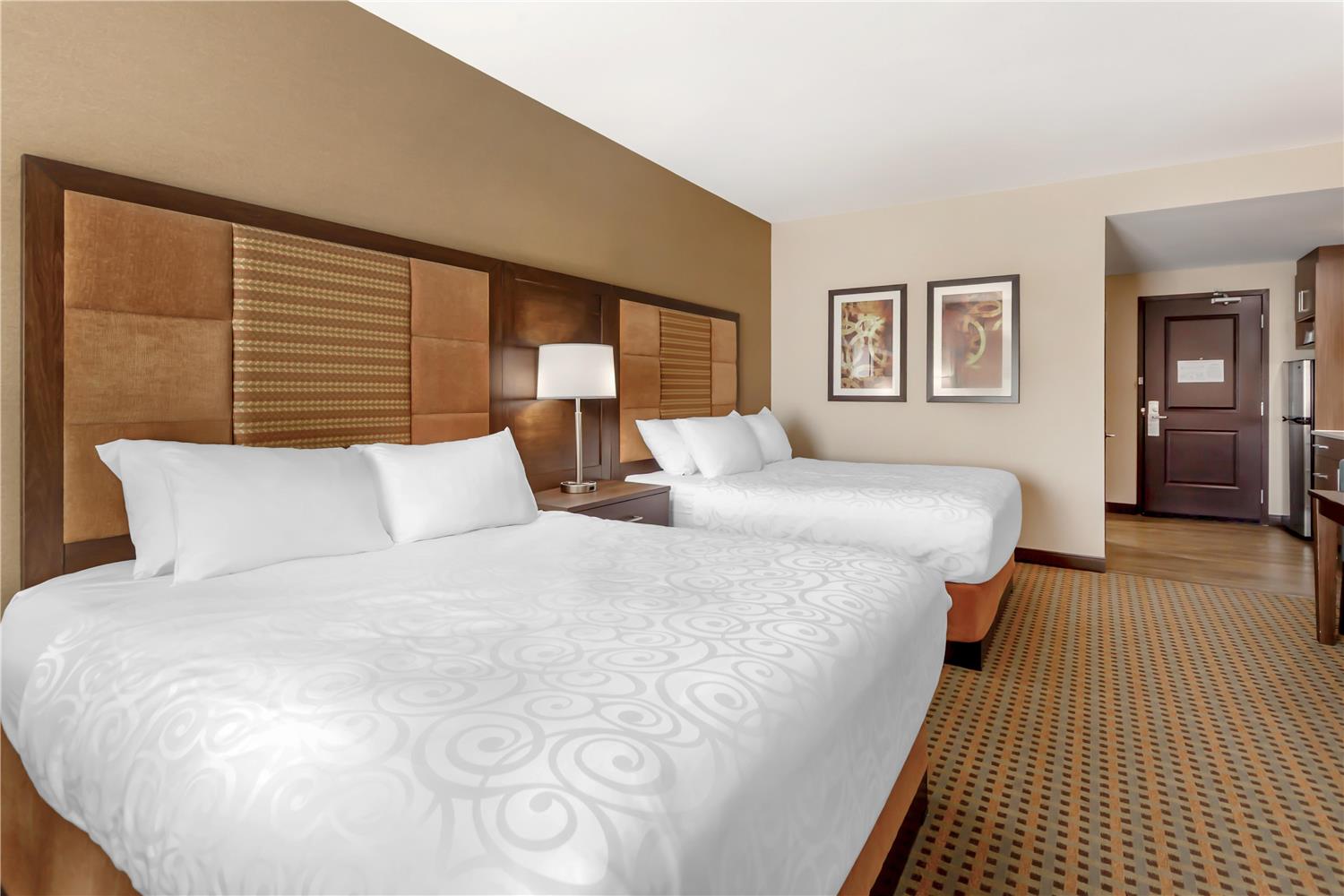جناح بسريرين كوين مع أريكة بمطبخ، Best Western Plus Hinton Inn and Suites 2/3