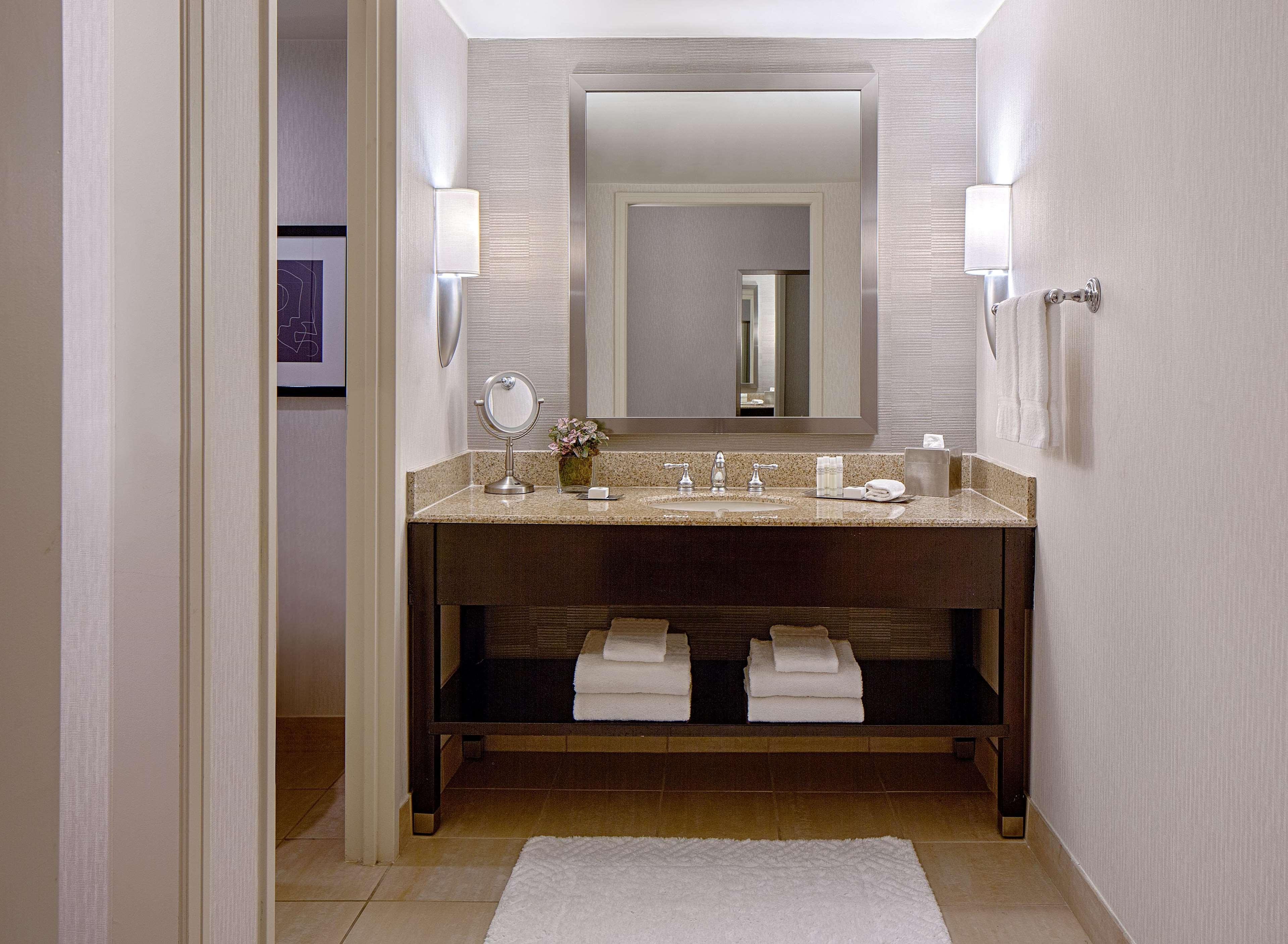 ROOM, KING BED, DELUXE FLOOR