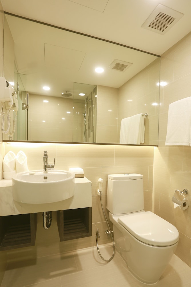Ramada by Wyndham Bangkok Sukhumvit 11 83/83