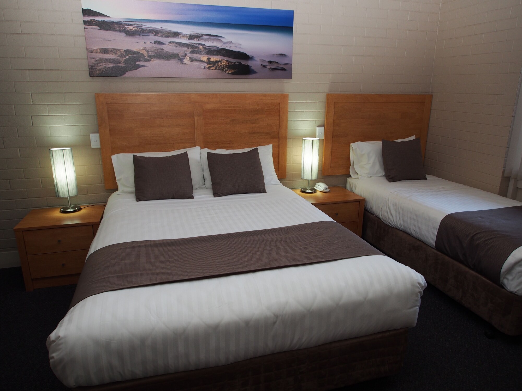 غرفة بسرير كينج وسرير فردي، Dongara Hotel Motel 4/8