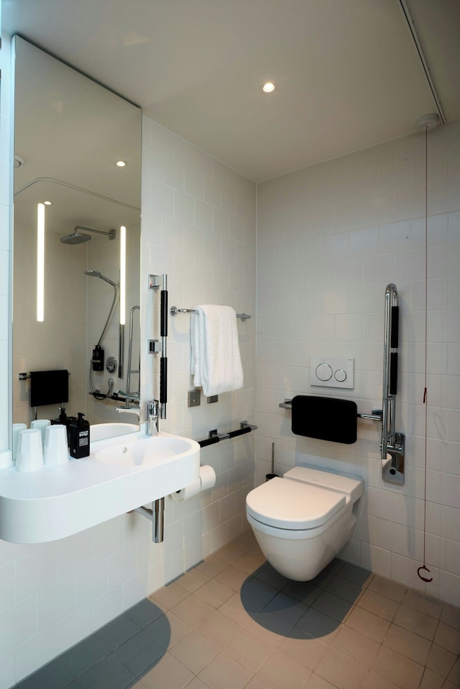 Room, King Bed, Accessible, Citizenm Tower Of London 2/4