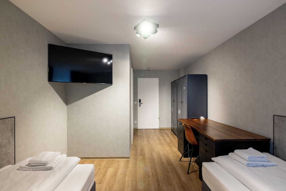 ROOM, TWIN BEDS
