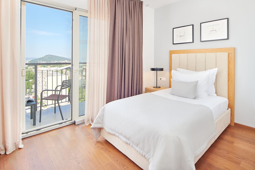 STANDARD, SINGLE, CITY VIEW, BALCONY