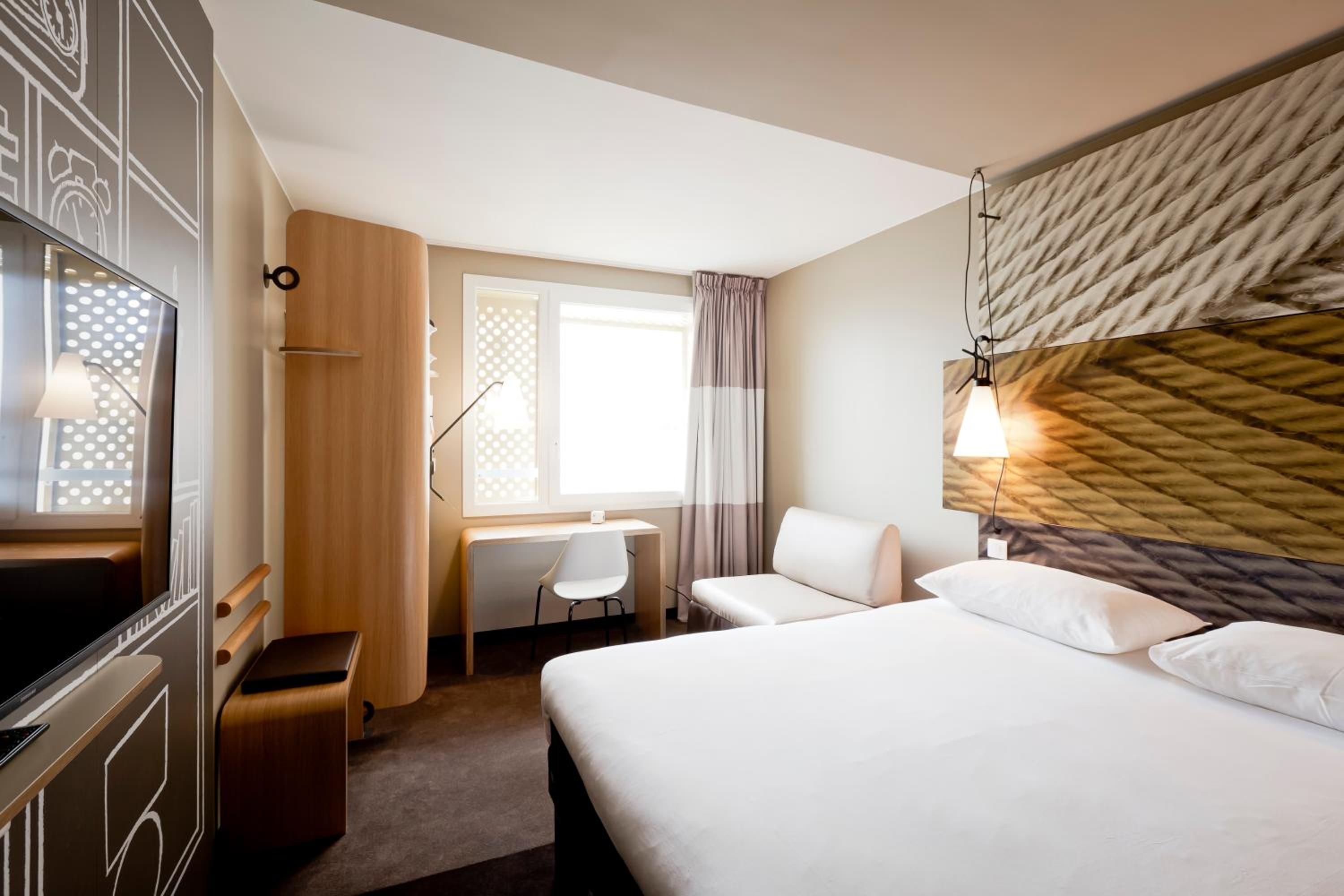 Standard, Queen Bed, Sofa