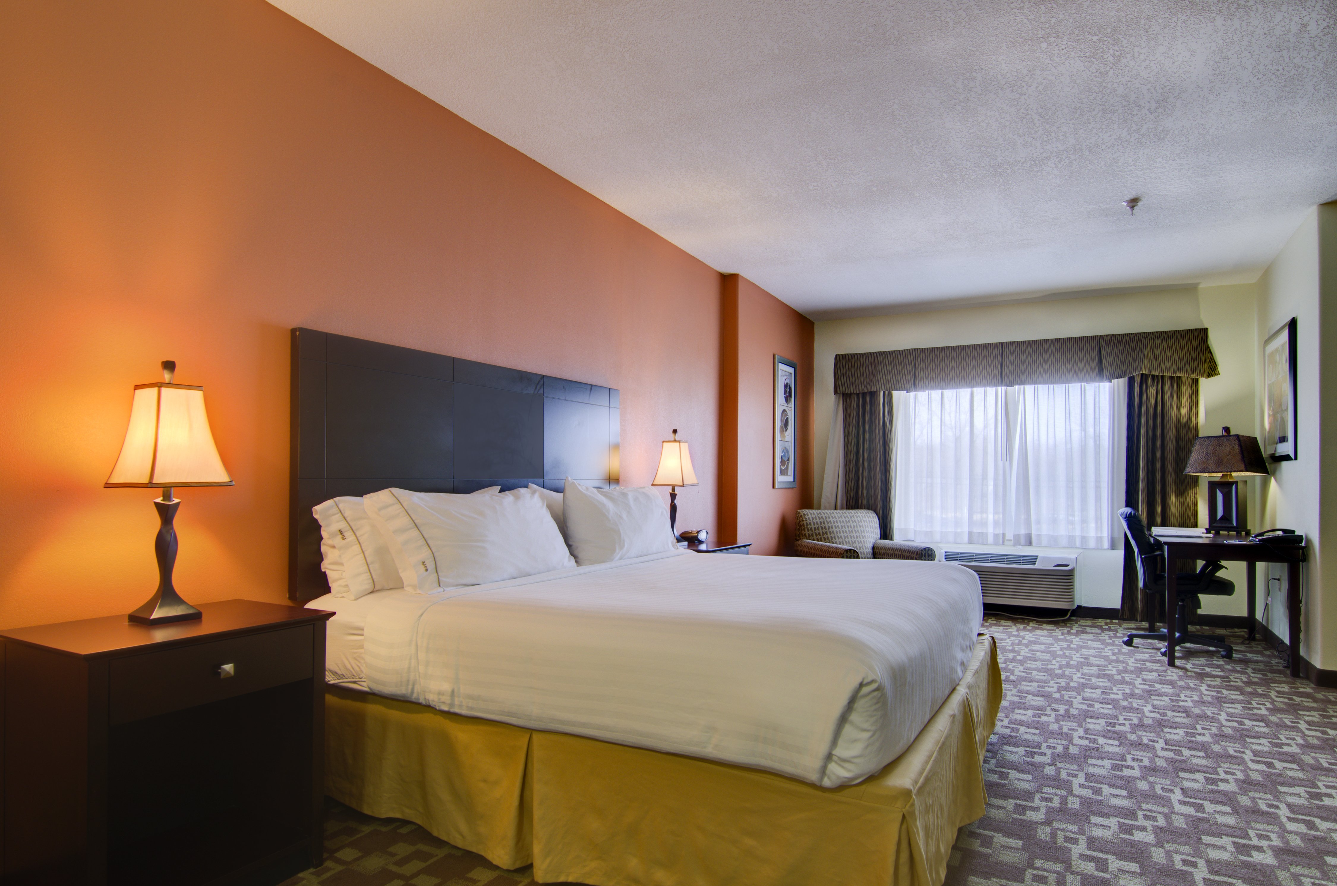 Holiday Inn Express Hotel Amp Stes Kansas City Sports Complex 17/55