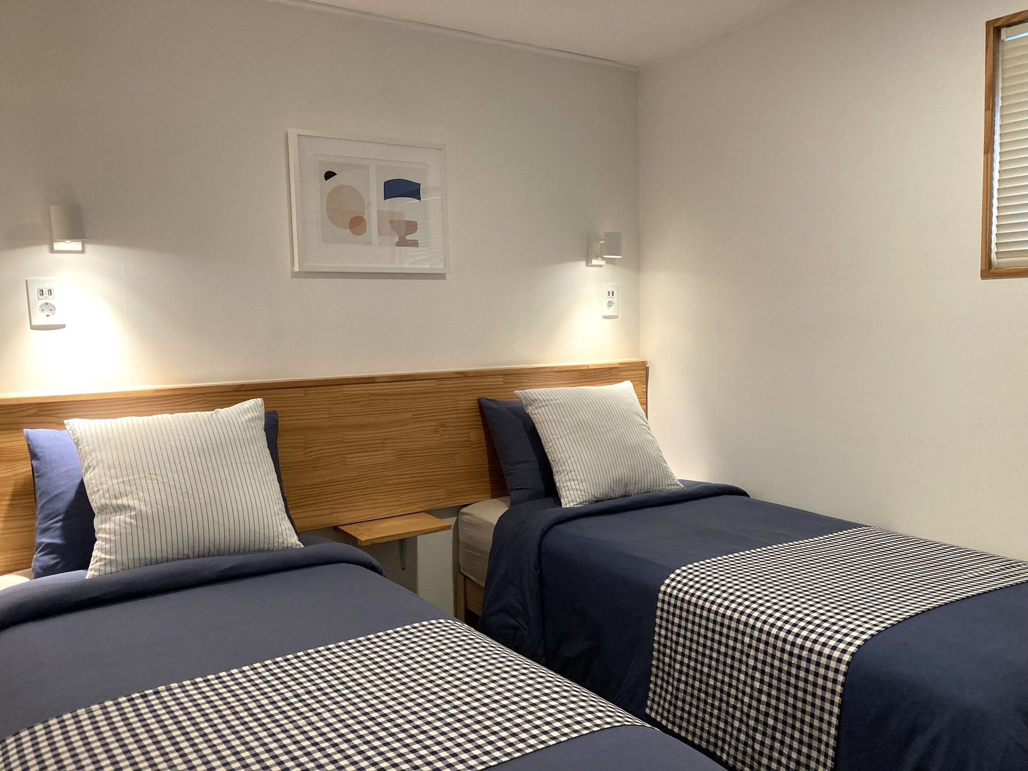 ROOM, TWIN BEDS