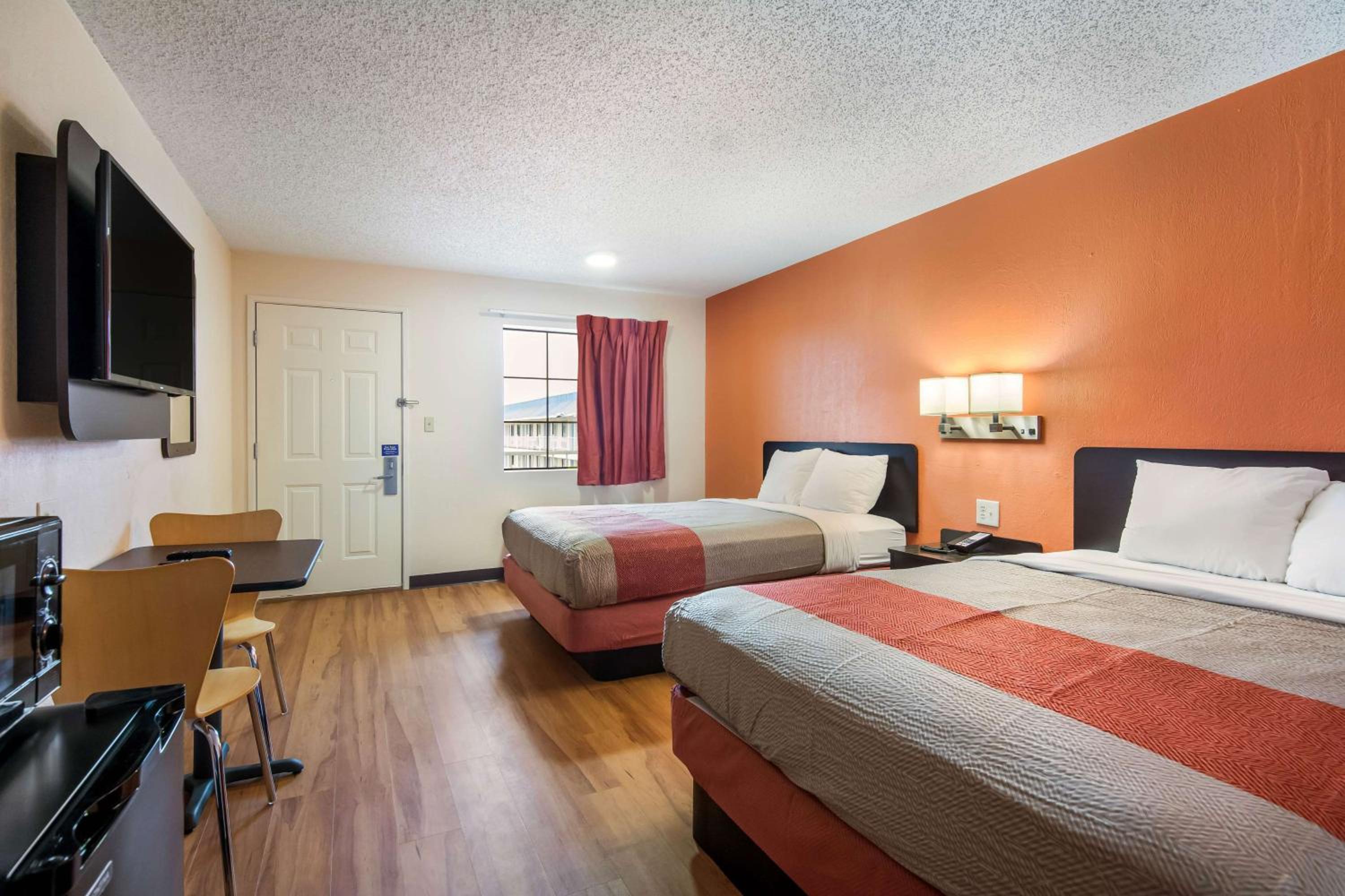 2 Queen Beds - Non-Smoking, Micfridge
