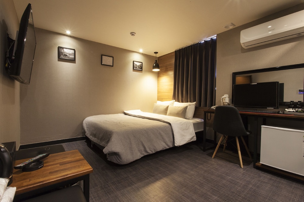 The Last Hotel 24/52