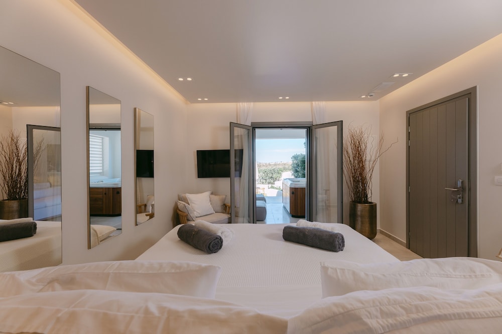 ROOM, PARTIAL SEA VIEW, OUTDOOR JETTED TUB, PRIVATE GARDEN