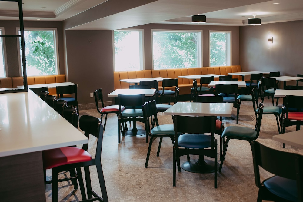 Best Western Plus West Edmonton 58/77
