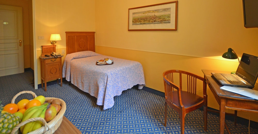 Hotel Roma E Rocca Cavour 36/82