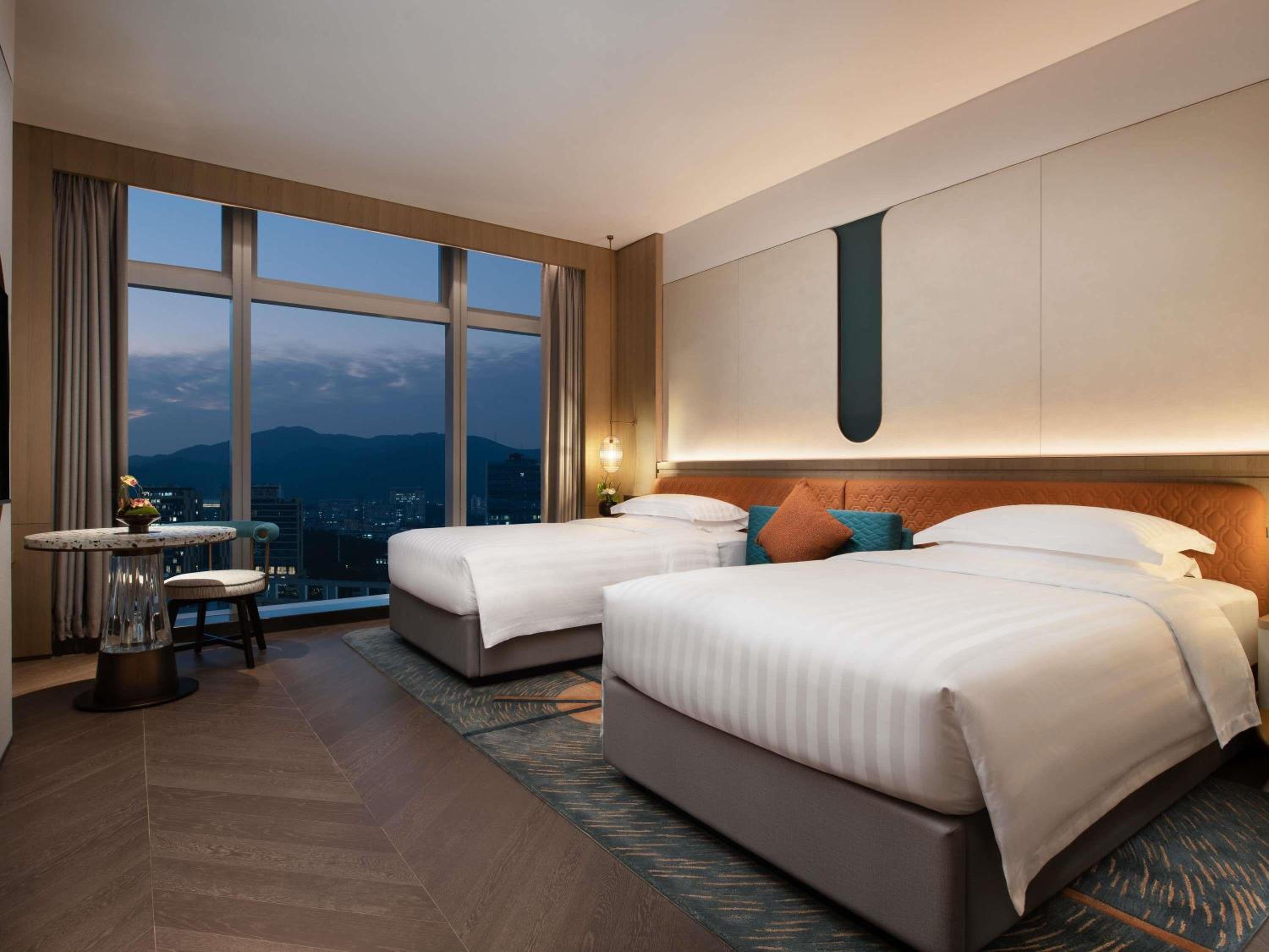 غرفة تنفيذية بسريرين منفصلين بإطلالة على المدينة مع دخول الصالة، Fashion Town Hotel Shenzhen MGallery Collection 3/5