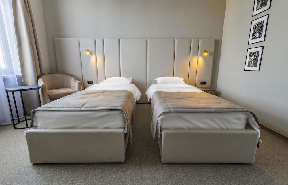 SUPERIOR, TWIN BEDS, CITY VIEW