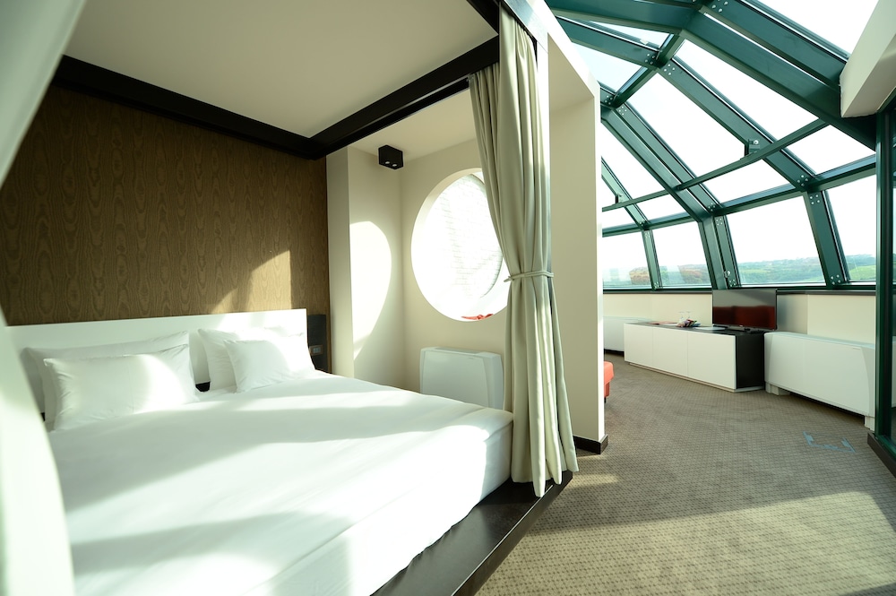 Hotel Hedonic 19/50