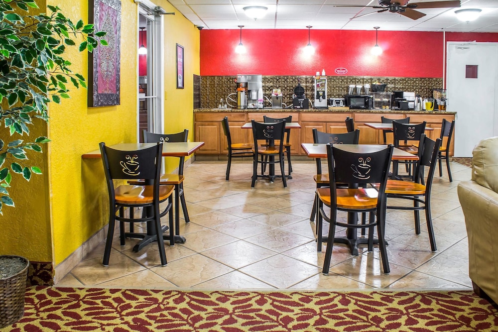 Econo Lodge Inn & Suites Walnut 28/30