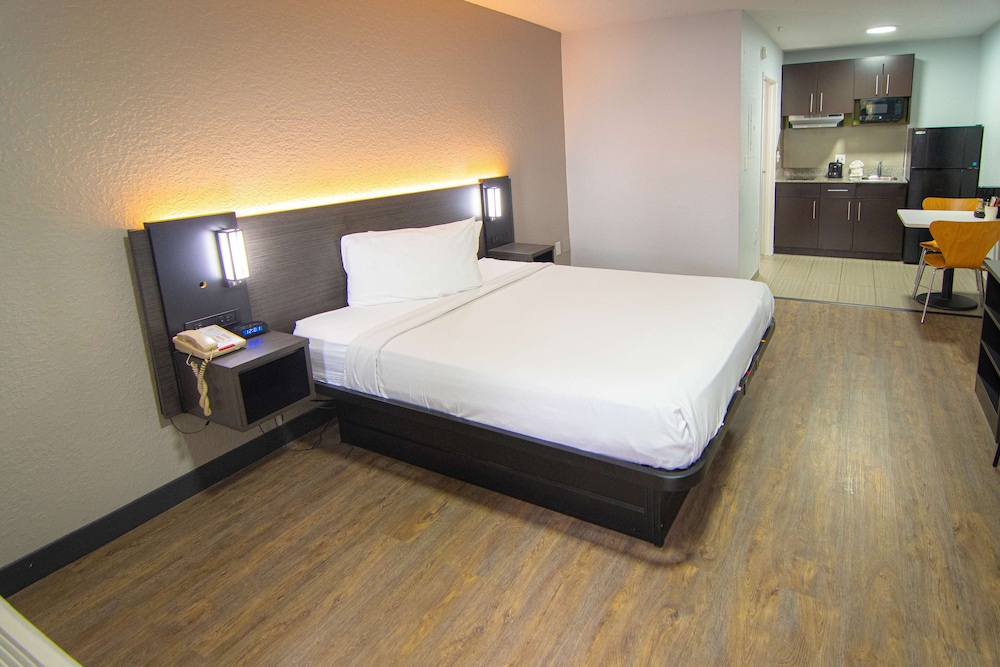 Studio 6 Extended Stay - Coral Springs, FL - Fort Lauderdale 20/60