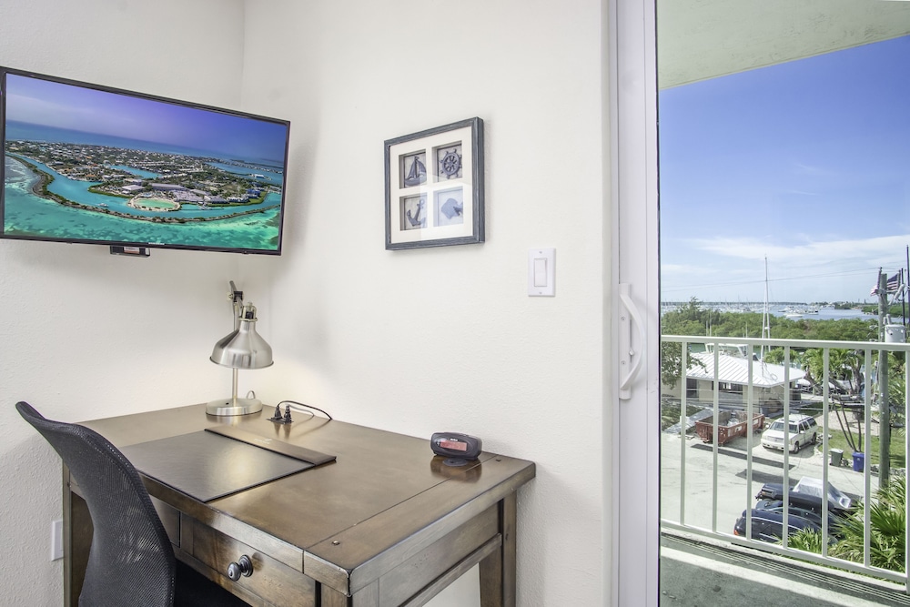 Skipjack Resort Marina 14/70