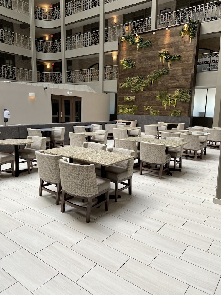 Embassy Suites by Hilton Chicago Schaumburg Woodfield 44/55