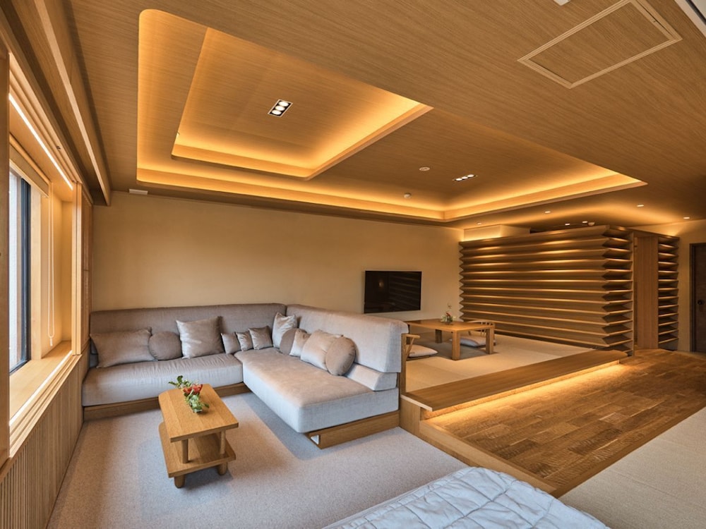 Panoramic, Deluxe, 5 Futon Beds, Mountain View, Balcony, Bathtub