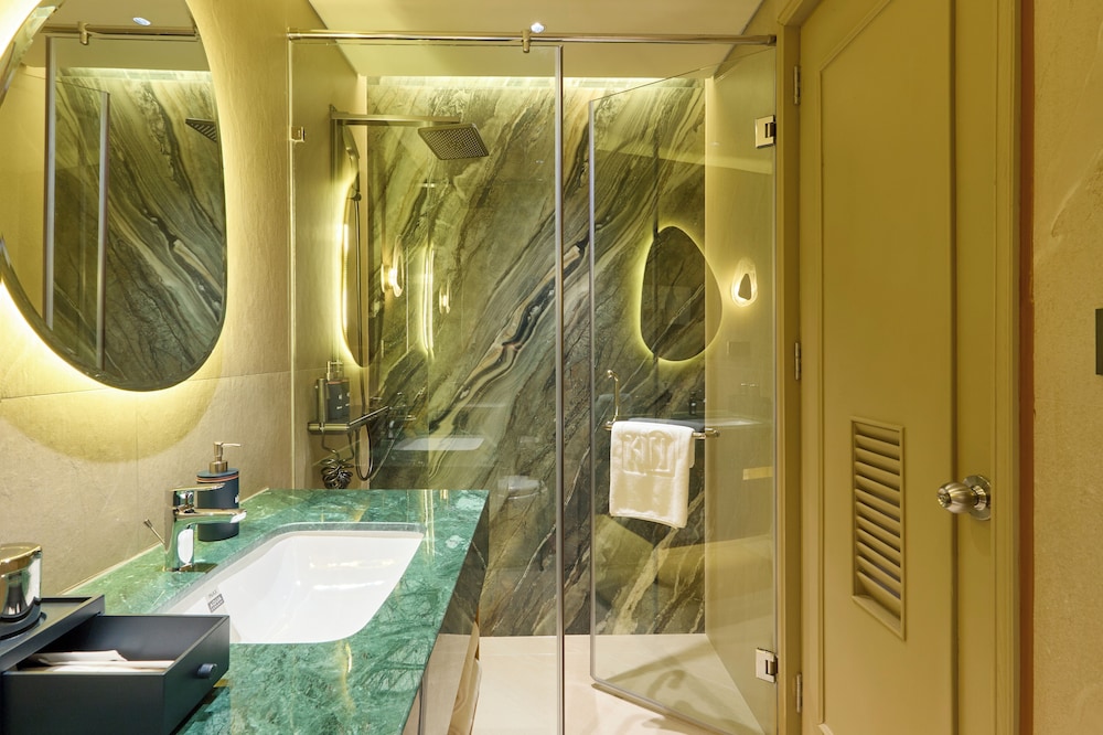 Kin Hotel Ly Tu Trong 48/49