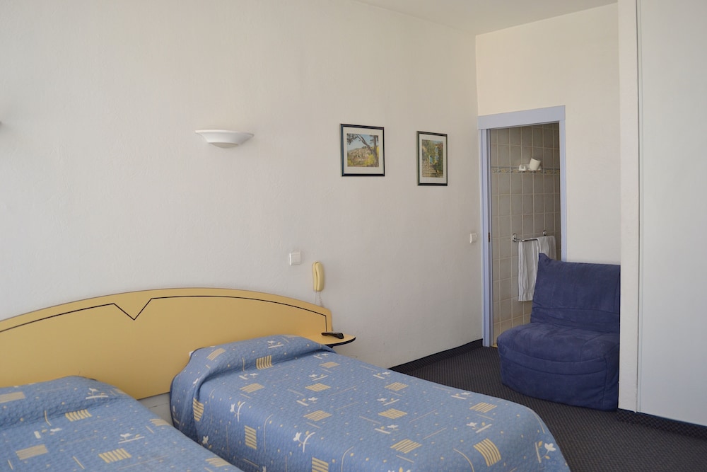 Modern Hotel 9/36