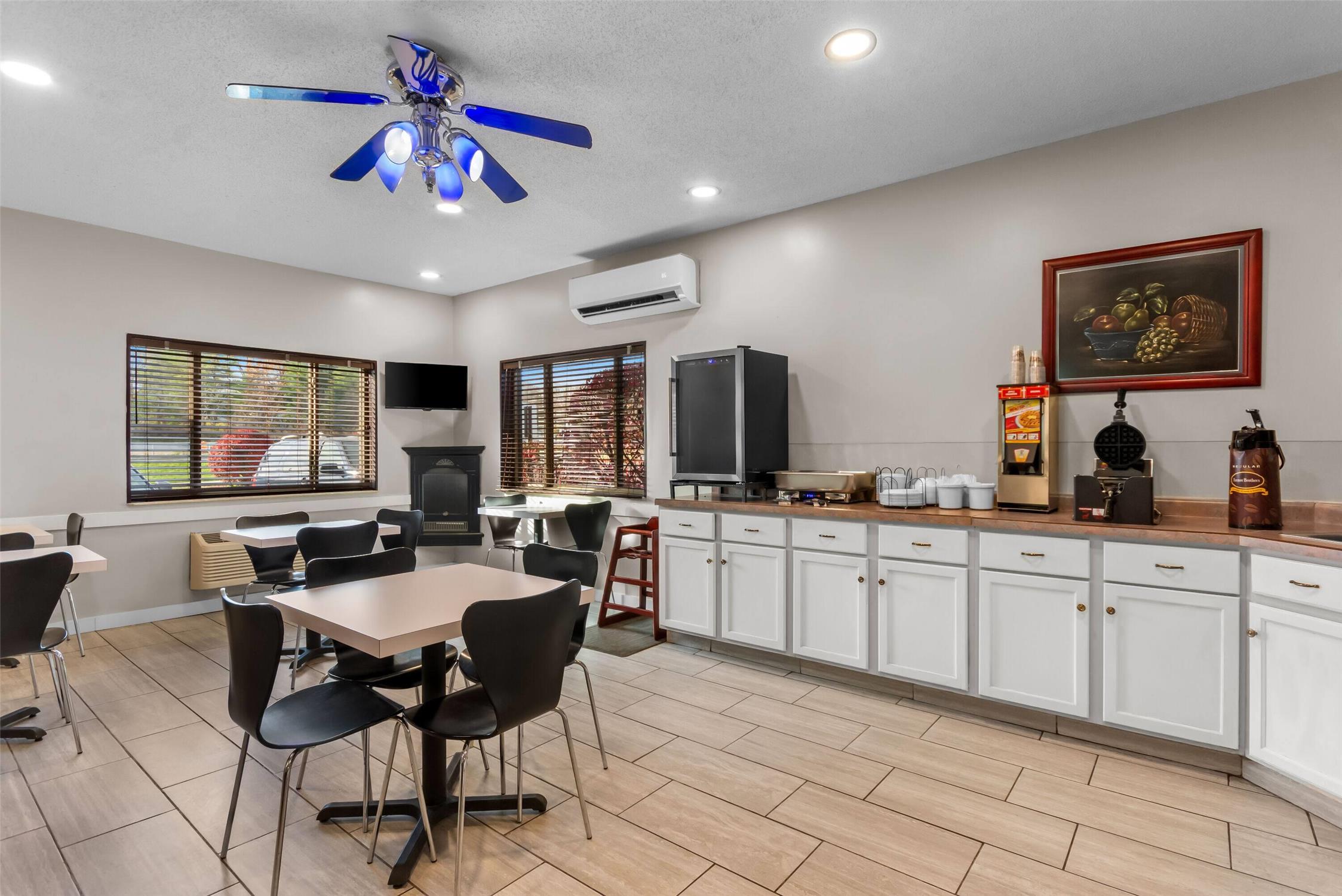 Super 8 by Wyndham Bloomington University Area 24/41