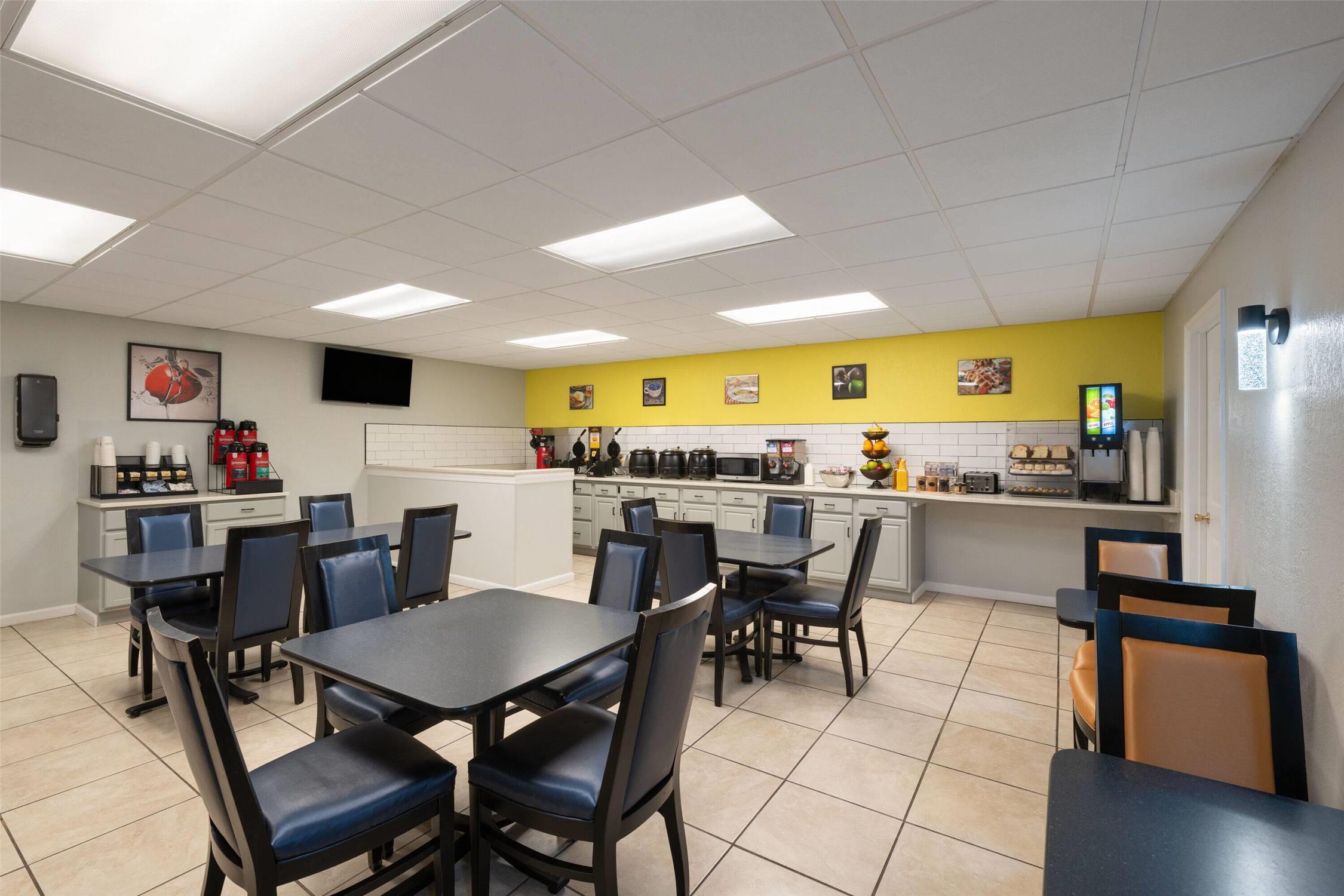 Super 8 by Wyndham Lake City 30/39