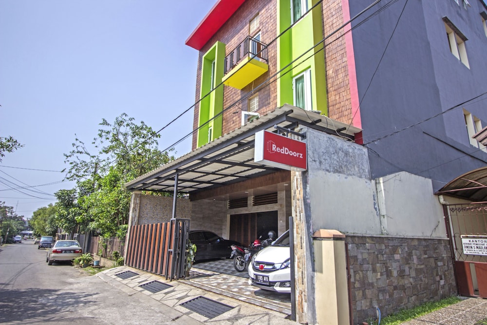 Reddoorz Near Trans Studio Mall 2 20/21