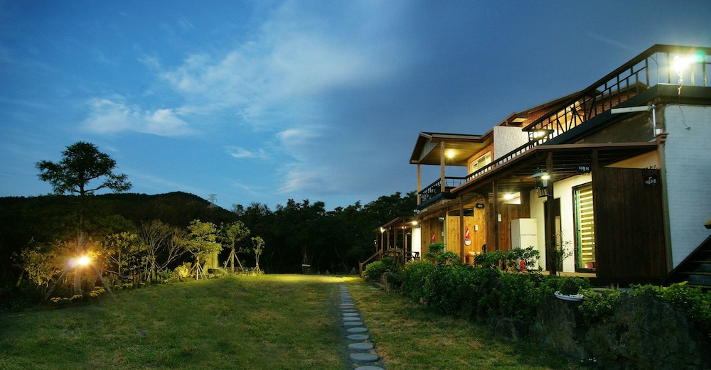 Jeju Gotjawal Geomoon Oreum Pension 42/50