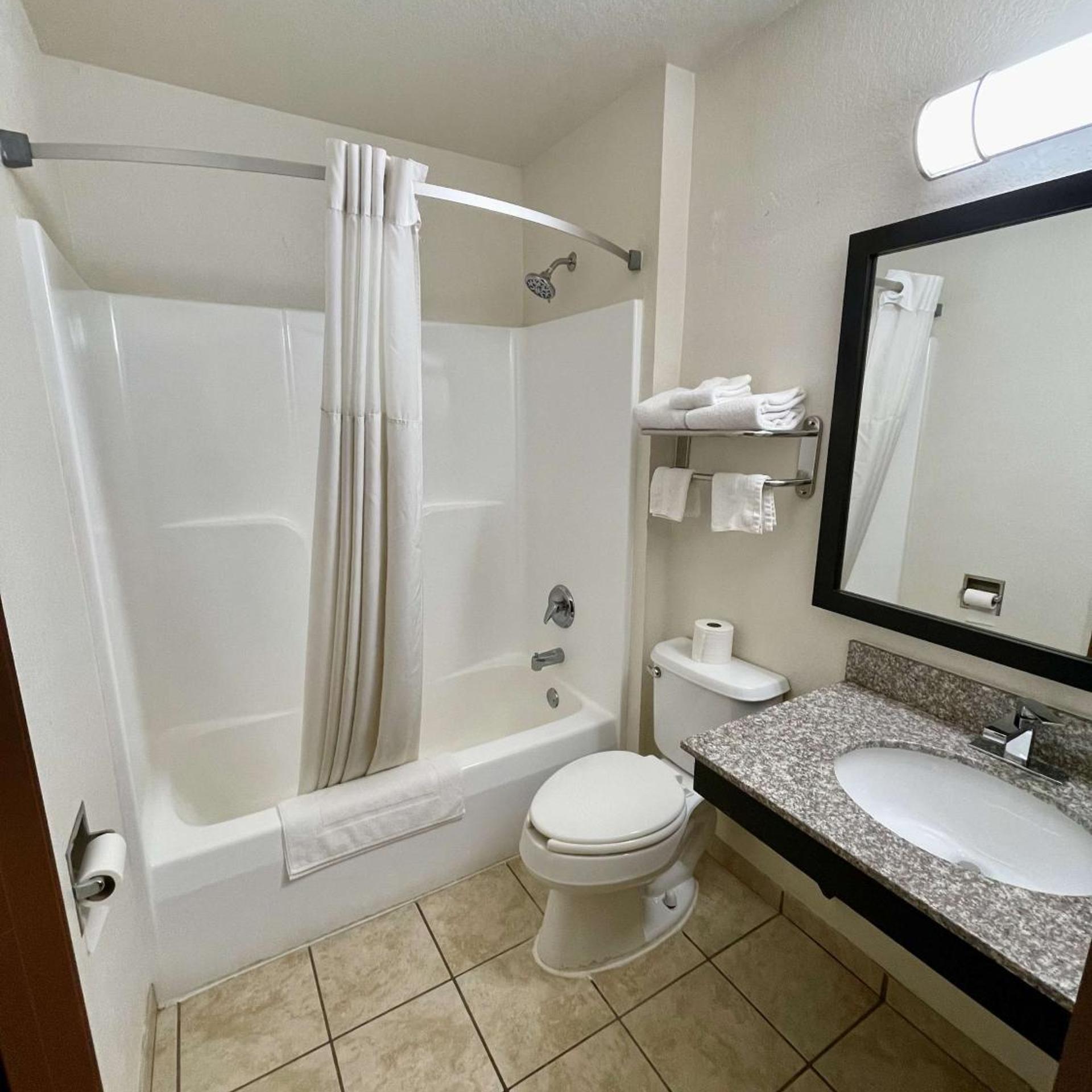 غرفة بسرير كينج وسريرين كوين، SureStay by Best Western Prince Frederick 2/2