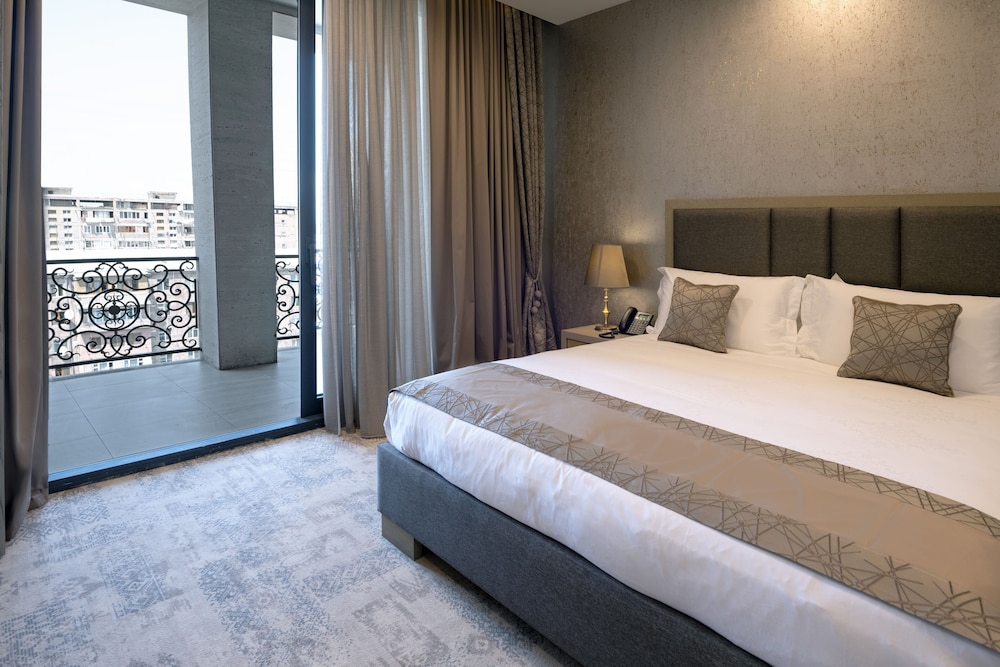 Senior, Suite, King Bed