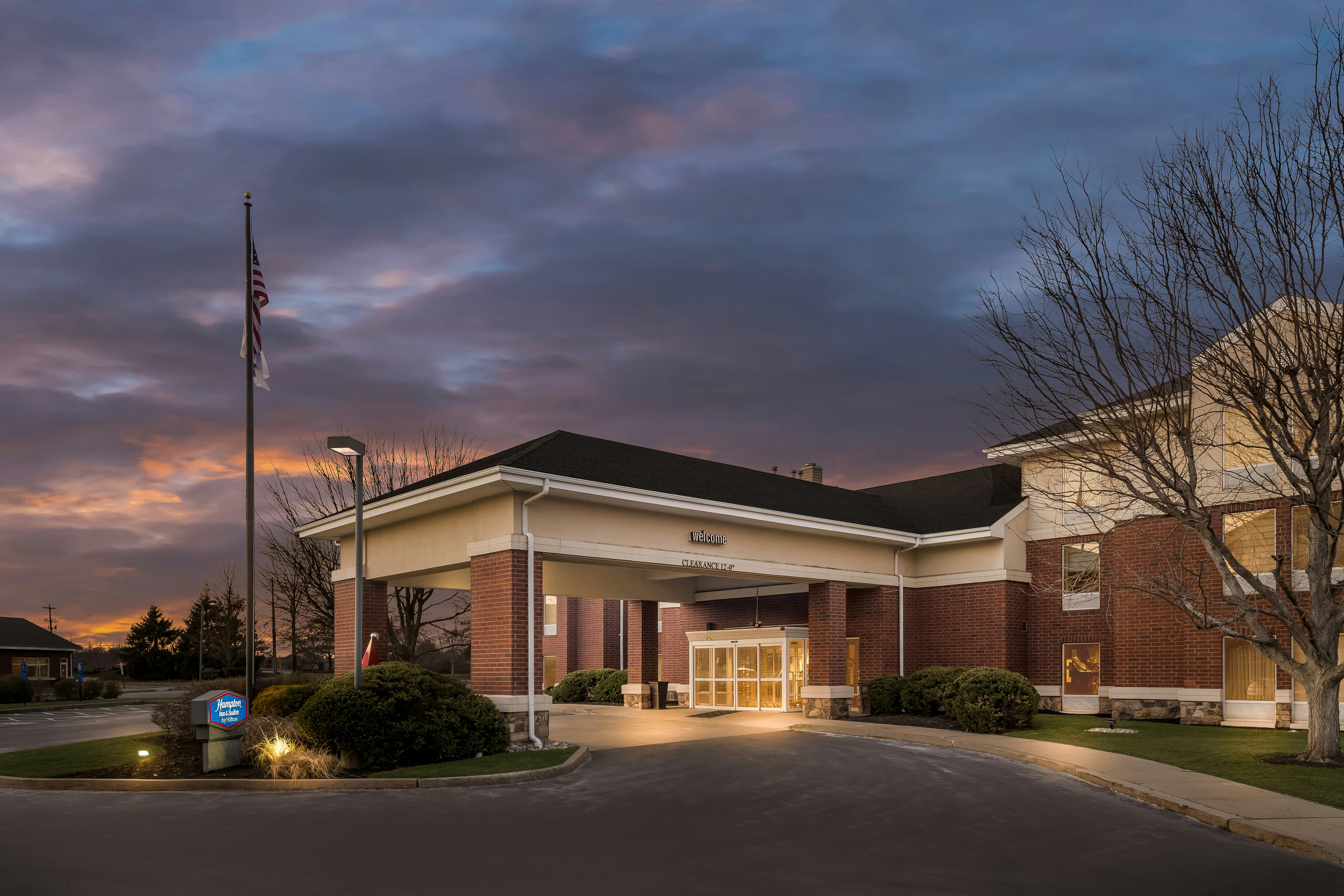 Hampton Inn Suites Newtown 2/57