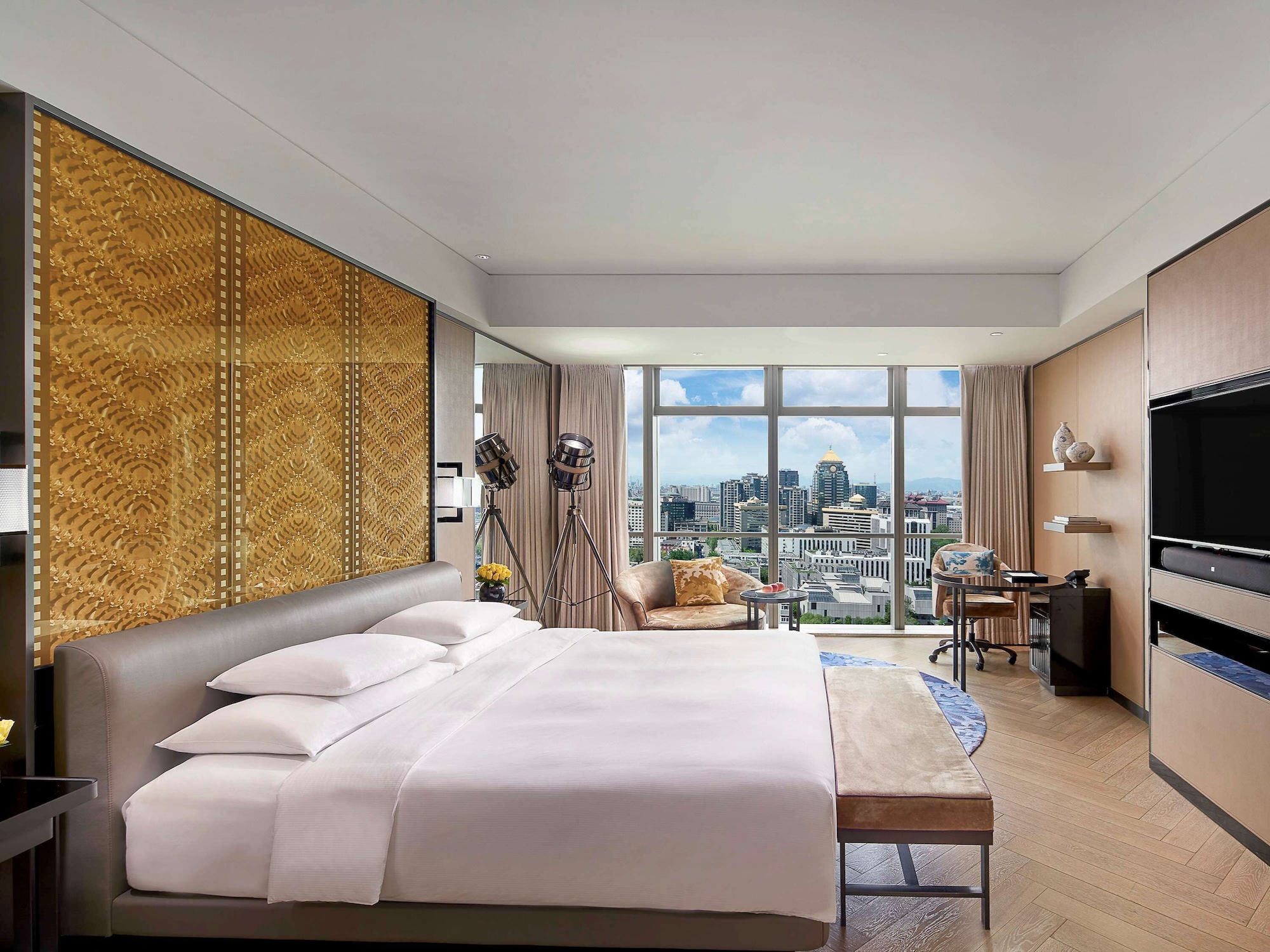 LUXURY, KING BED