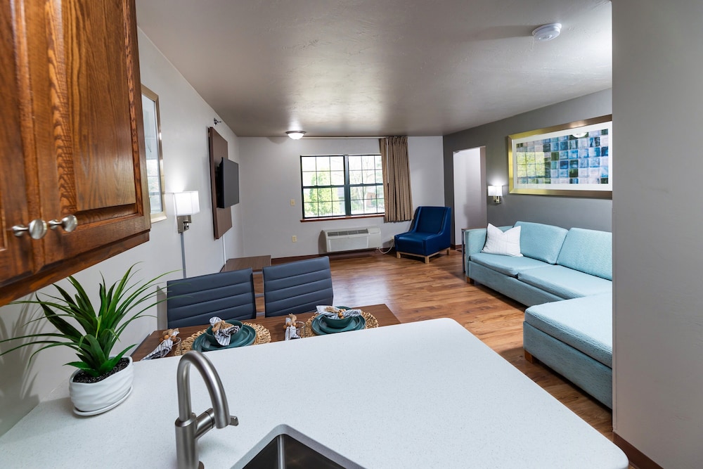 Extended Stay Airport 28/50