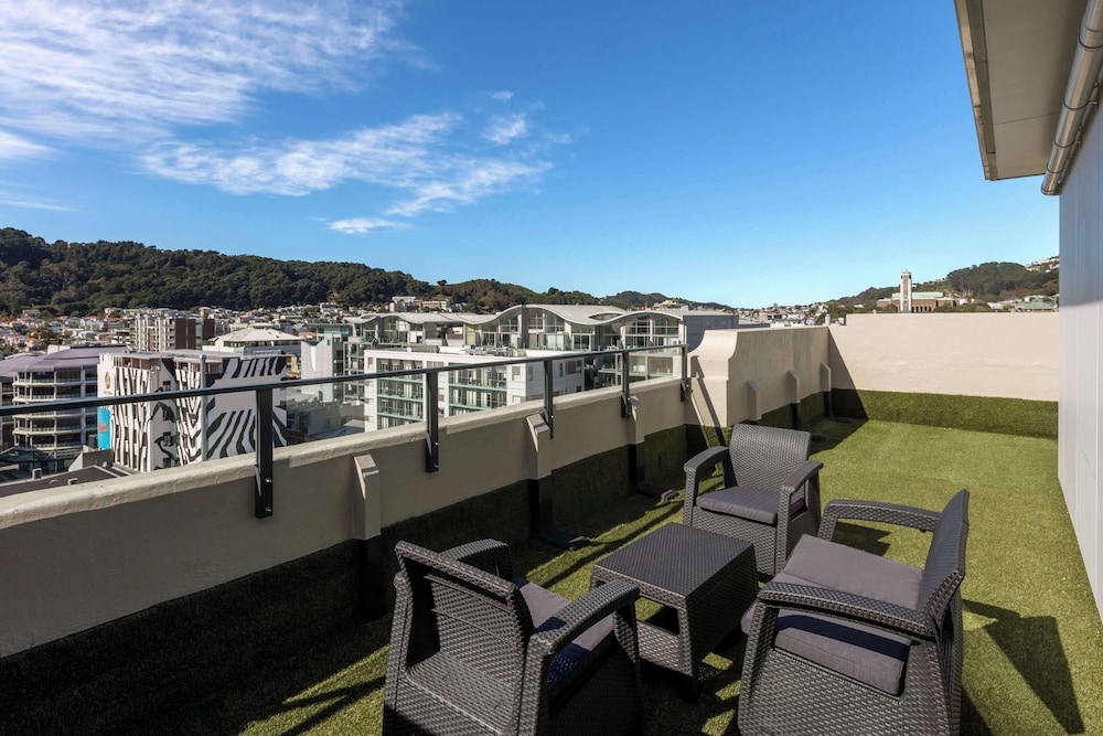 Oaks Wellington Hotel 68/73