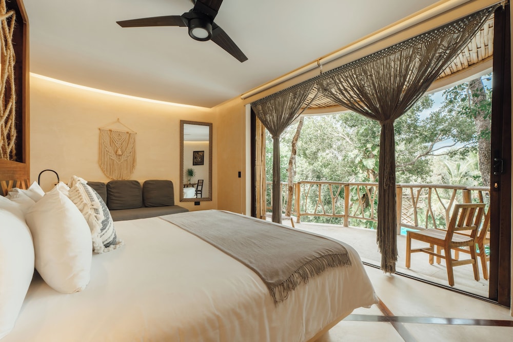 DELUXE, STUDIO, KING BED